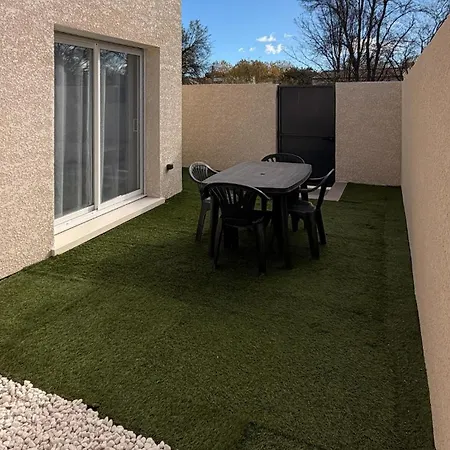 Mezzanine Independant Neuf, Equipe 度假居